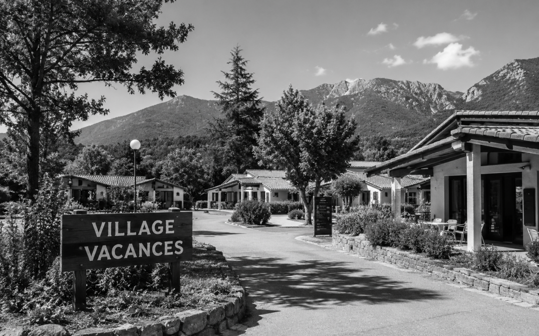 TVA et village de vacances : La location des logements du personnel échappe à l&rsquo;exonération de l&rsquo;article 261 D du CGI